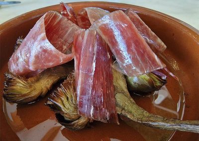 Fotografía de alcachofas con jamón y su toque ahumado del restaurante Mira Ibiza