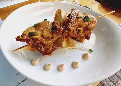 Fotografía de anticucho de pollo payes con yuca frita y yogur con eneldo y menta del restaurante Sa Vida
