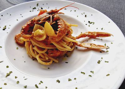 Fotografía de "Busera" (espaguetis cuadrados con cigalas del mar Adriático en salsa de tomates cherry rojo y amarillo con chily) del restaurante Mar&Co