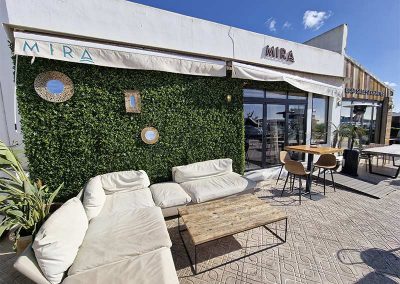 Fotografía de fachada de día del restaurante Mira Ibiza
