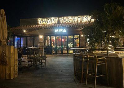 Fotografía de fachada de noche del restaurante Mira Ibiza