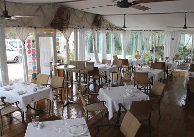 Fotografía de mesas en interior del restaurante Sa Nansa