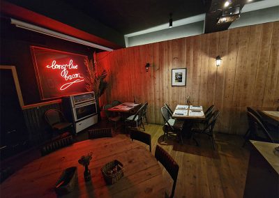Fotografía de mesas interiores del restaurante Lydia's