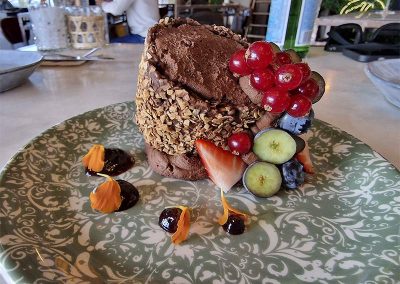 Fotografía de mousse de chocolate en crujiente de coco y chocolate del restaurante Mira Ibiza