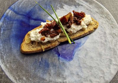 Fotografía de "Sa Burrata" (bruschetta con berenjenas marinadas en aceite y vinagre con tomate seco y queso burrata) del restaurante Mar&Co